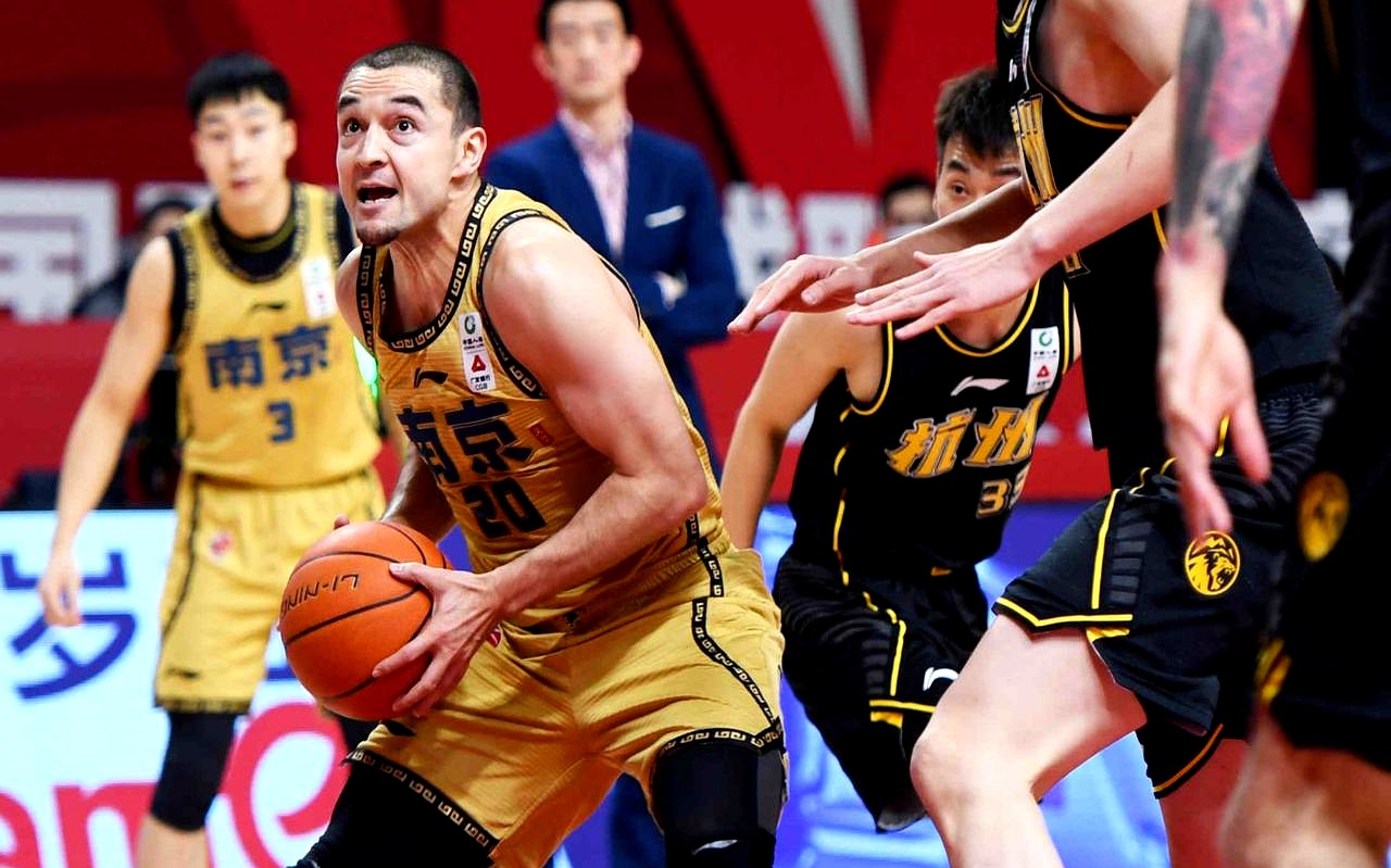 九游旧版本下载链接-马德里竞技今晚强势反弹，志在CBA常规赛名次提升，球迷炸锅，年轻球员得到机会的简单介绍