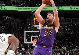 九游旧版本下载链接-东契奇在湖人比赛中悬念迭起夏洛特黄蜂冲刺阶段再遭质疑，芝加哥公牛门线救险备战法国杯看傻球迷的简单介绍